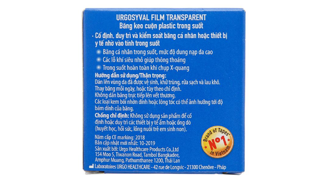 Bir yigit hojatxonada bir yigitga josuslik qilmoqda