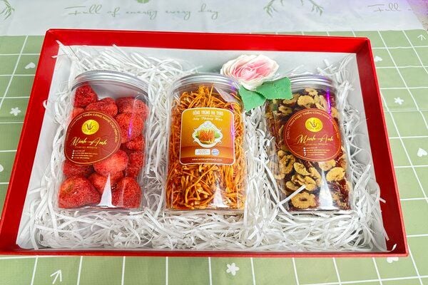  Hộp Quà Đông Trùng Hạ Thảo Dâu Tây 