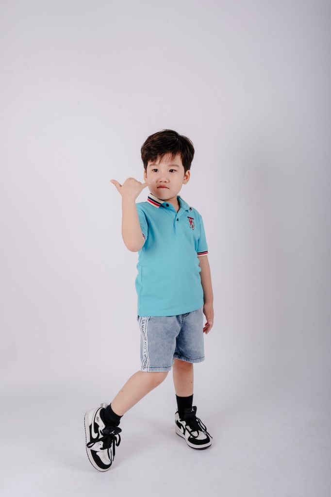 Áo Thun Cổ Bẻ Bo Sọc Thêu Chữ T Bé Trai