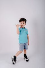 Áo Thun Cổ Bẻ Bo Sọc Thêu Chữ T Bé Trai