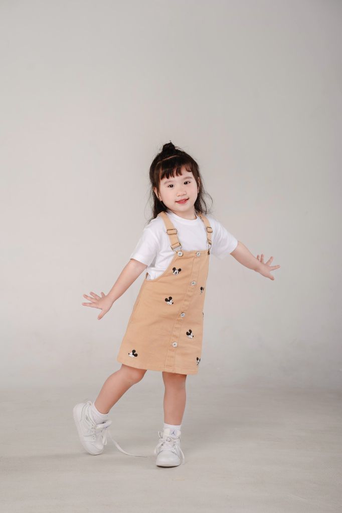 Set Yếm Kaki Bé Gái In Hoạ Tiết Mickey Nhiều Nút