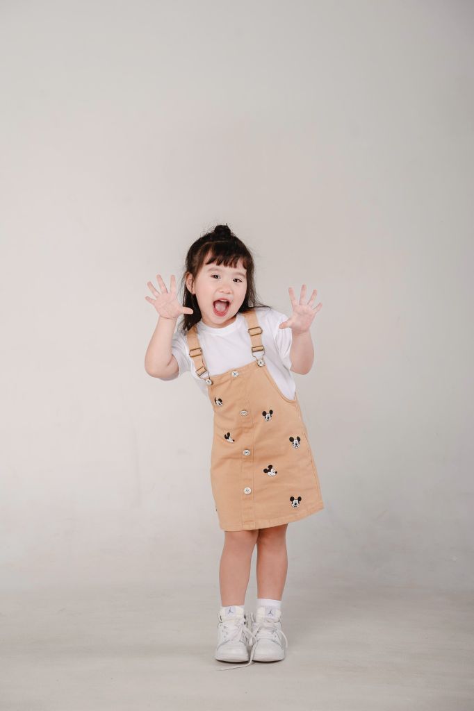 Set Yếm Kaki Bé Gái In Hoạ Tiết Mickey Nhiều Nút