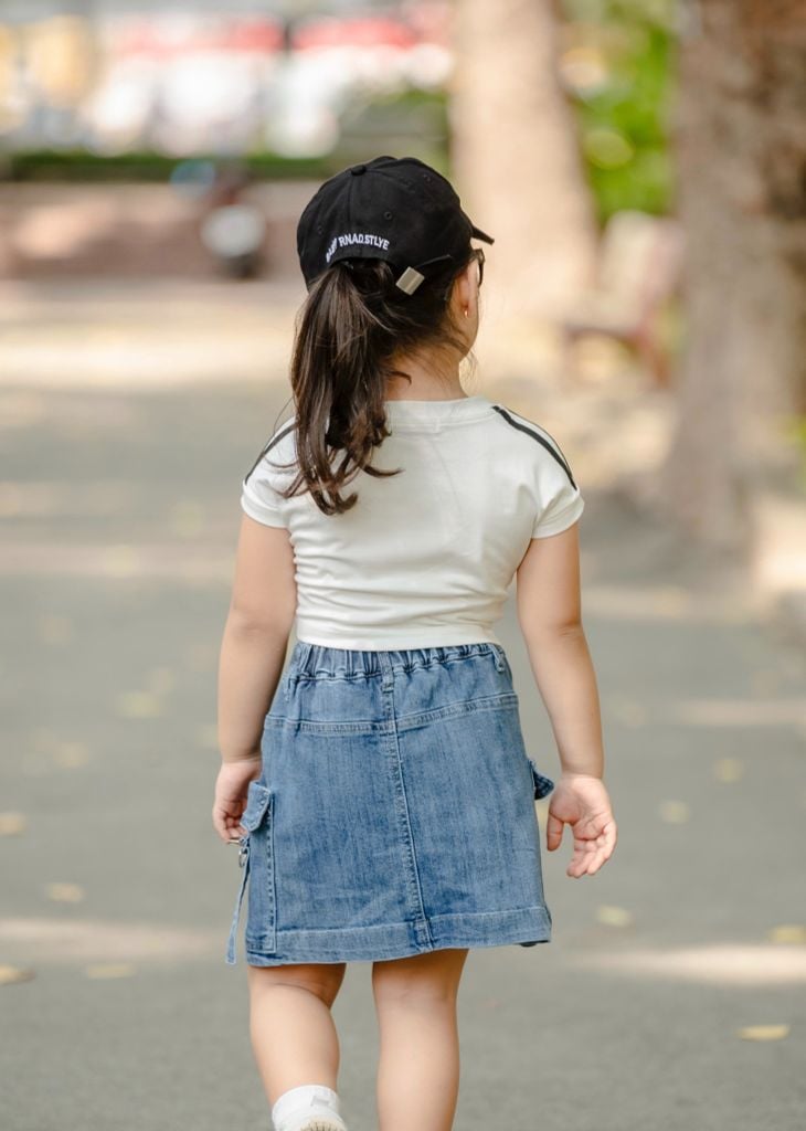 Áo Thun Bé Gái Croptop Viền Soc 1987