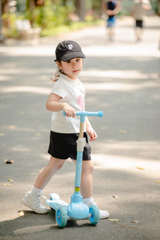 Set Váy Kaki Và Áo Thun In Hình Gấu QEE Bé Gái