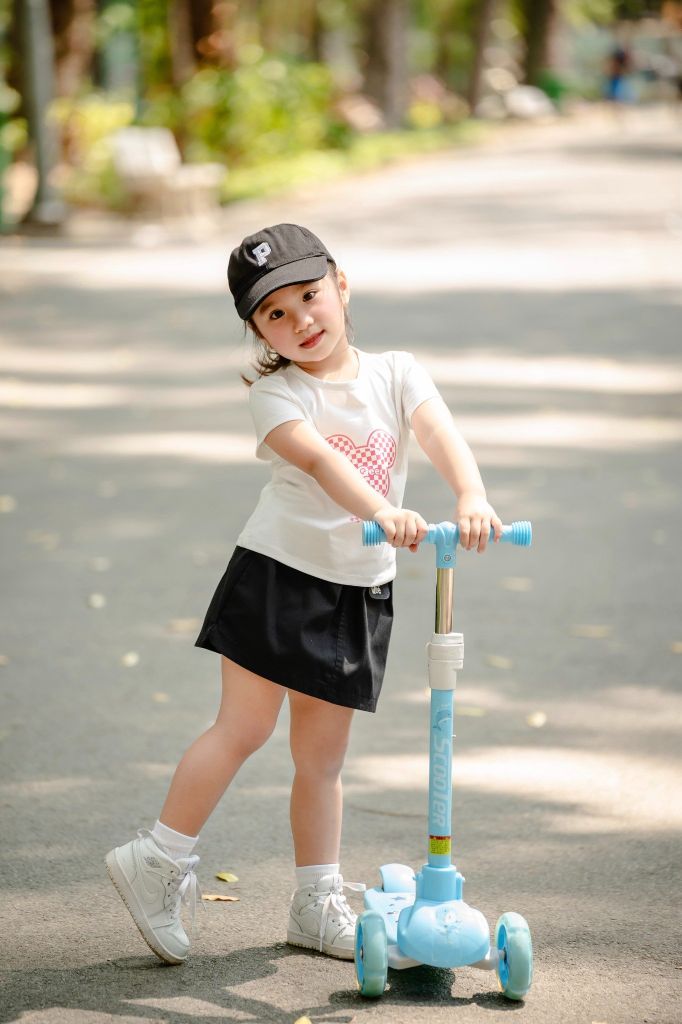 Set Váy Kaki Và Áo Thun In Hình Gấu QEE Bé Gái