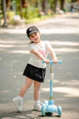 Set Váy Kaki Và Áo Thun In Hình Gấu QEE Bé Gái