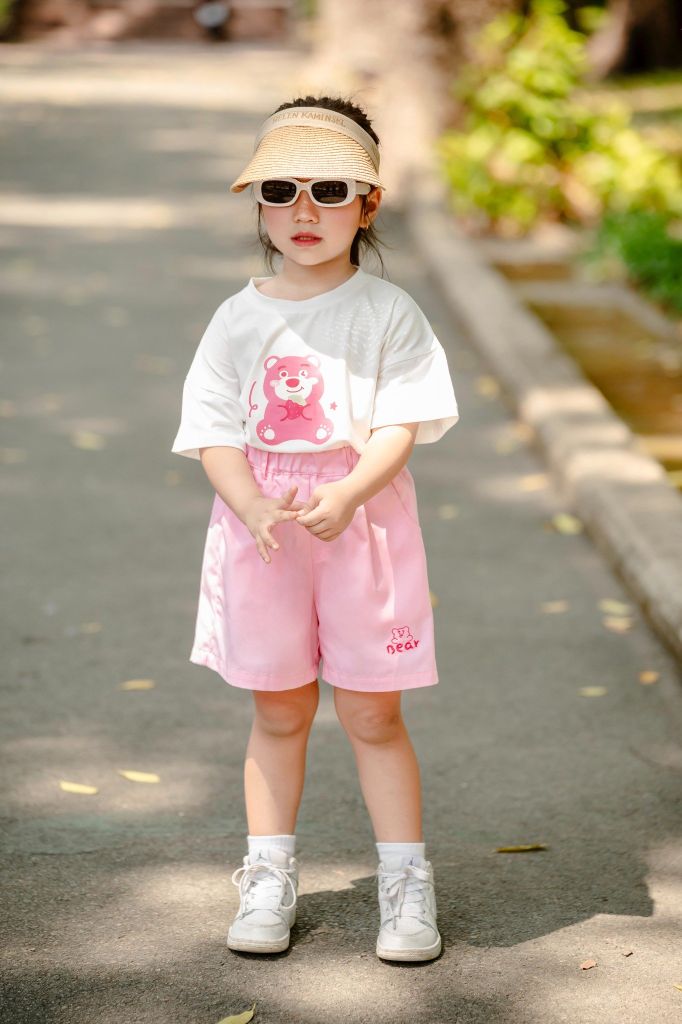 Set Bé Gái Áo Phom Rộng Kèm Quần Đùi Kaki In Gấu Lotso