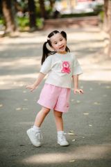 Set Bé Gái Áo Phom Rộng Kèm Quần Đùi Kaki In Gấu Lotso