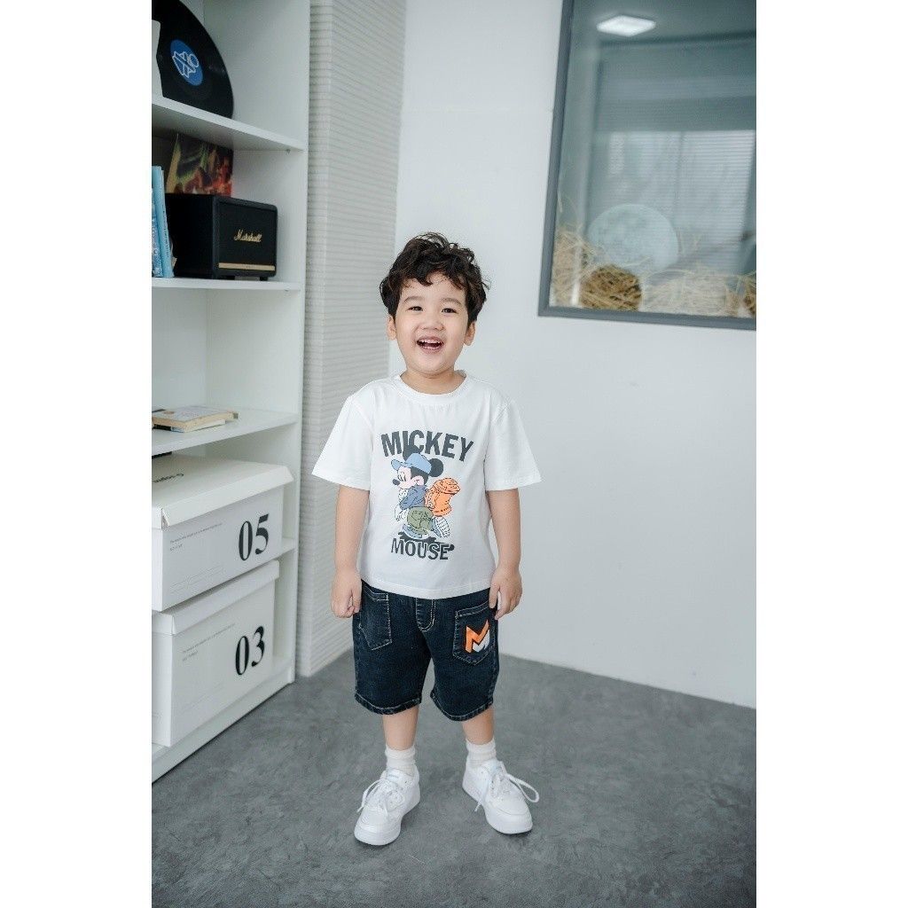 Set Áo Thun Mickey Kèm Quần Jean Lửng In Chữ M Bé Trai