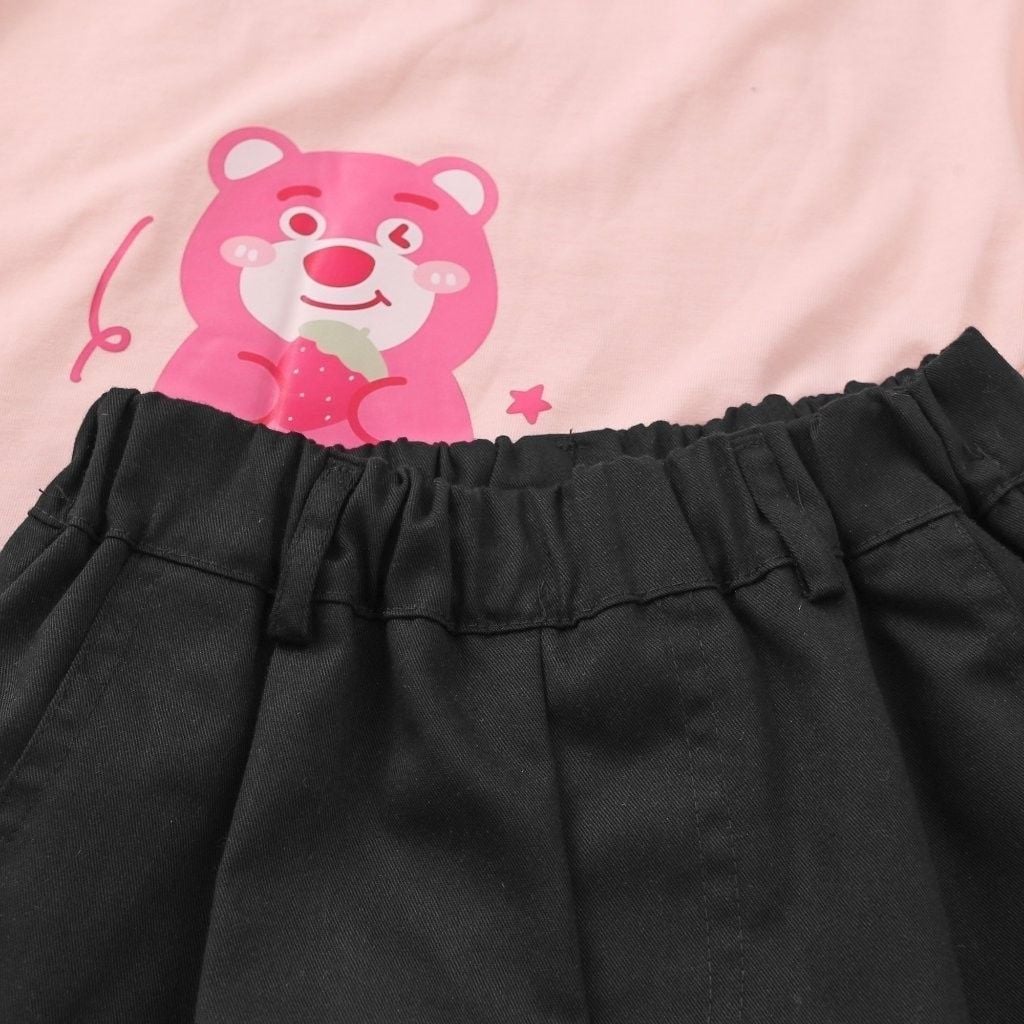 Set Bé Gái Áo Phom Rộng Kèm Quần Đùi Kaki In Gấu Lotso