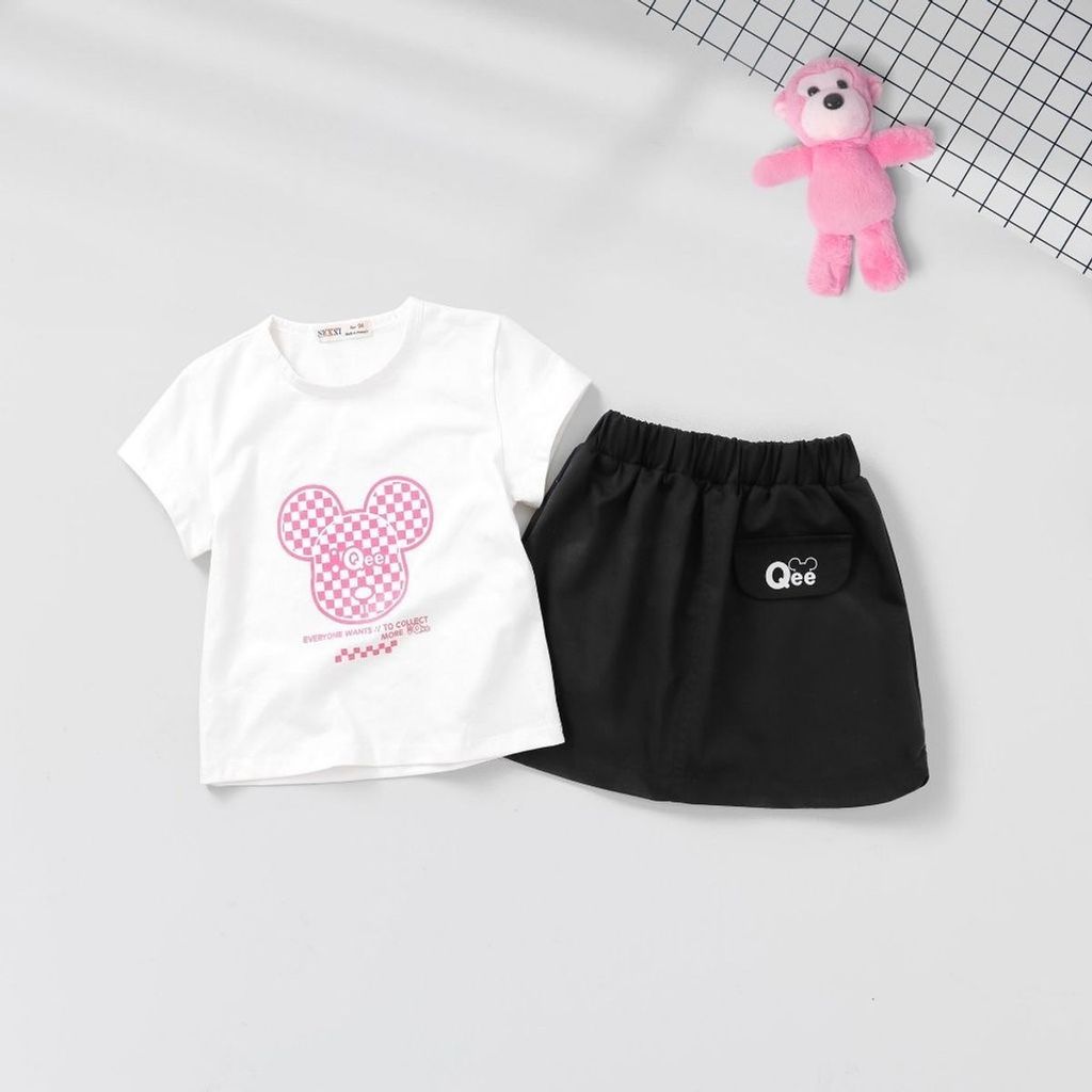 Set Váy Kaki Và Áo Thun In Hình Gấu QEE Bé Gái