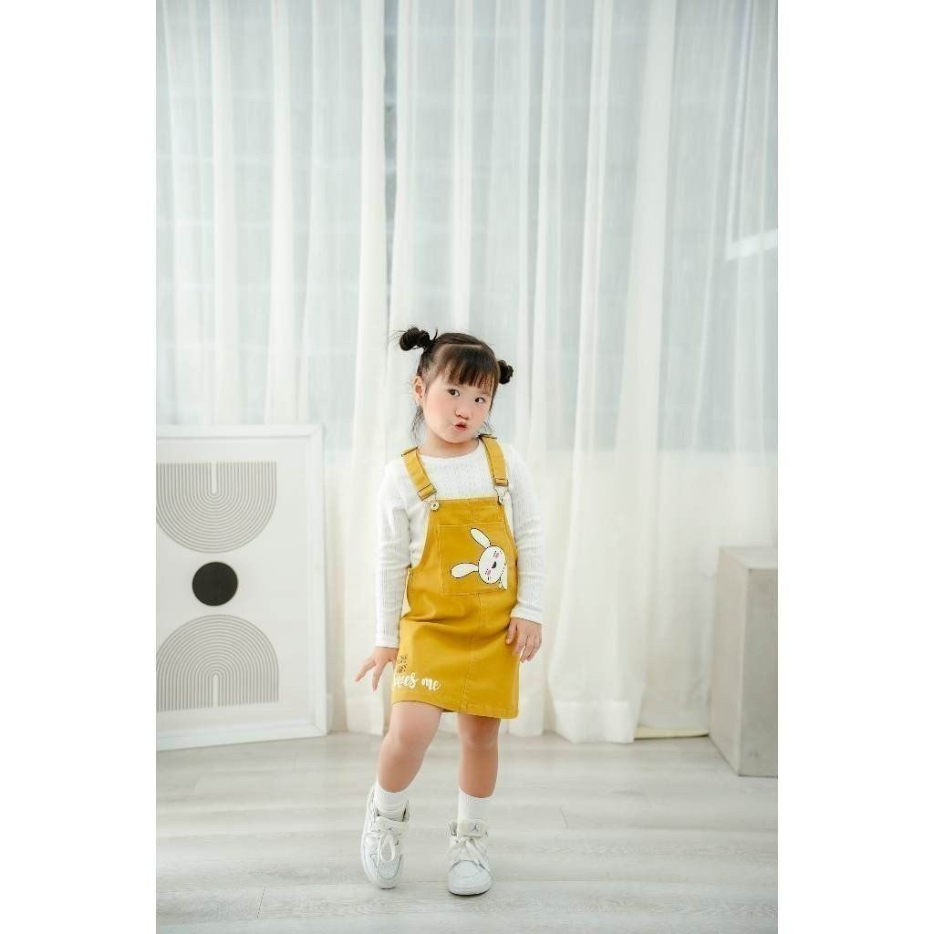 Set Yếm Váy Kaki Kèm Áo Dài Tay In Hình Thỏ Bé Gái