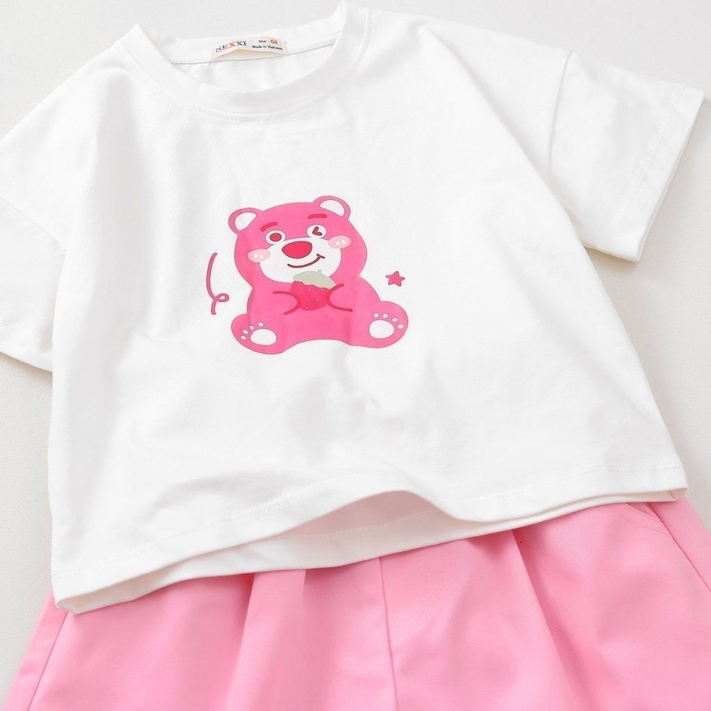 Set Bé Gái Áo Phom Rộng Kèm Quần Đùi Kaki In Gấu Lotso