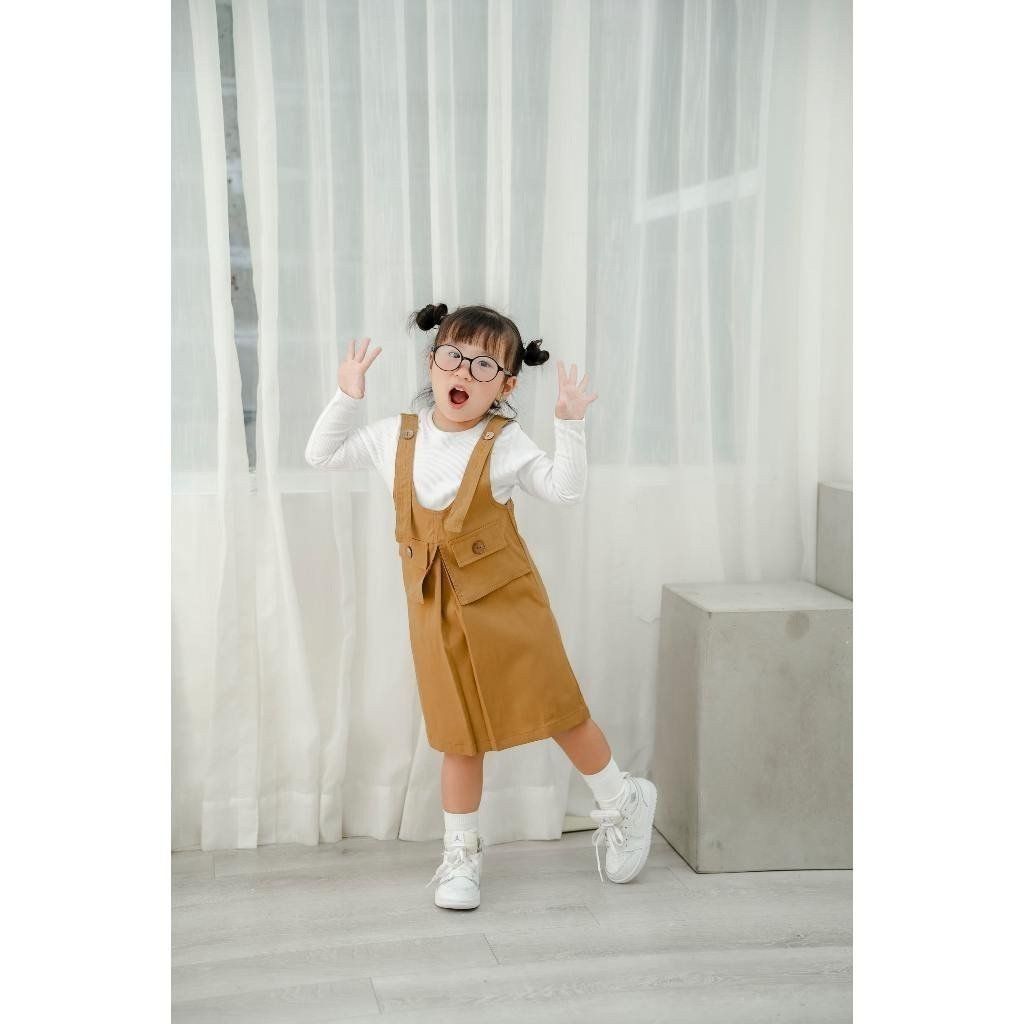 Set Yếm Váy KaKi 2 Túi Giả Kèm Áo Thun Trắng Dài Tay Bé Gái