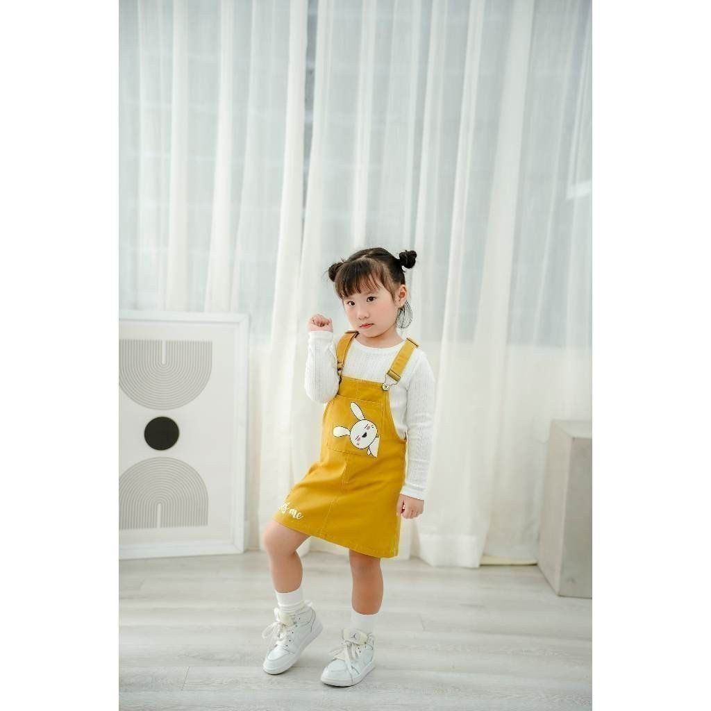Set Yếm Váy Kaki Kèm Áo Dài Tay In Hình Thỏ Bé Gái