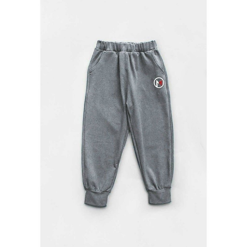 Quần Jogger Thun Bé Trai Thêu Logo Chữ M