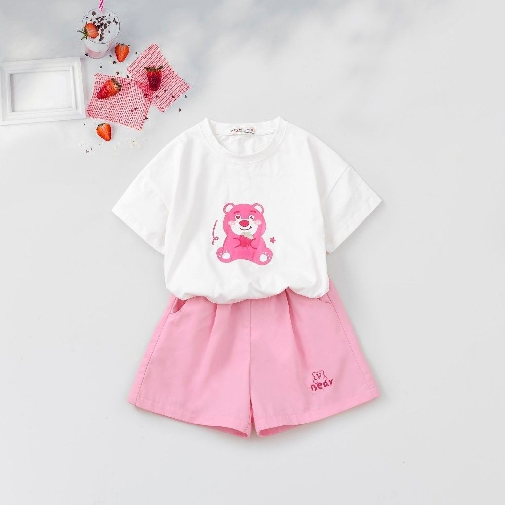 Set Bé Gái Áo Phom Rộng Kèm Quần Đùi Kaki In Gấu Lotso