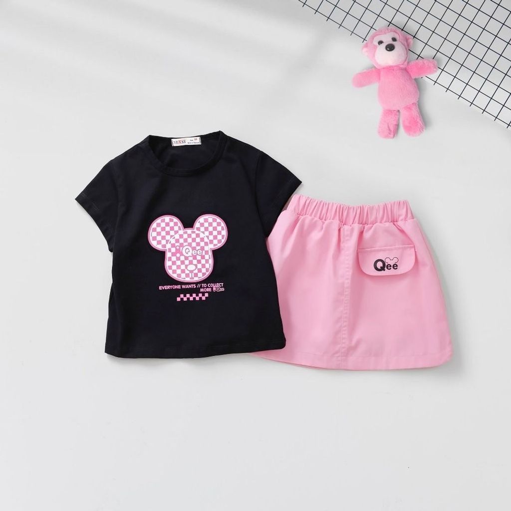 Set Váy Kaki Và Áo Thun In Hình Gấu QEE Bé Gái