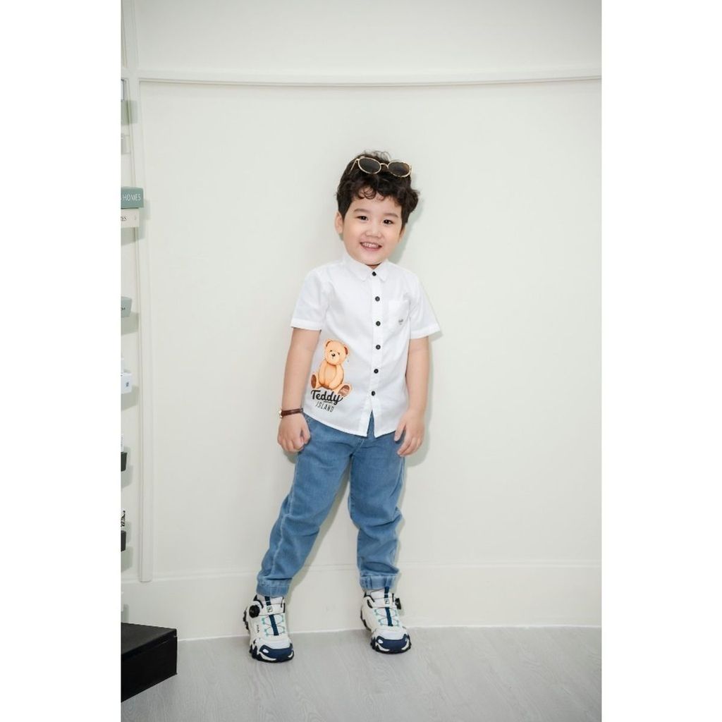 Áo Sơ Mi Trắng Ngắn Tay In Họa Tiết Gấu Và Xe