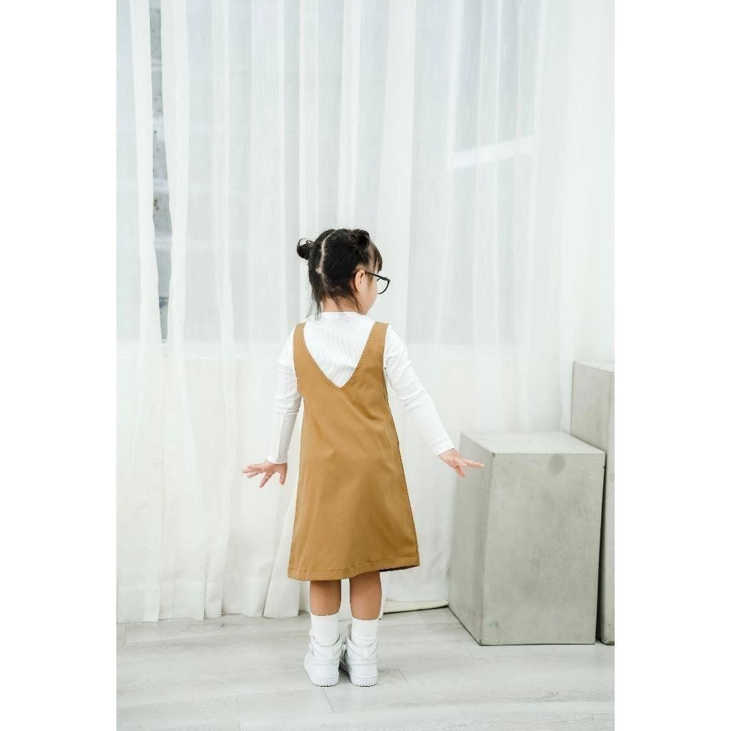 Set Yếm Váy KaKi 2 Túi Giả Kèm Áo Thun Trắng Dài Tay Bé Gái