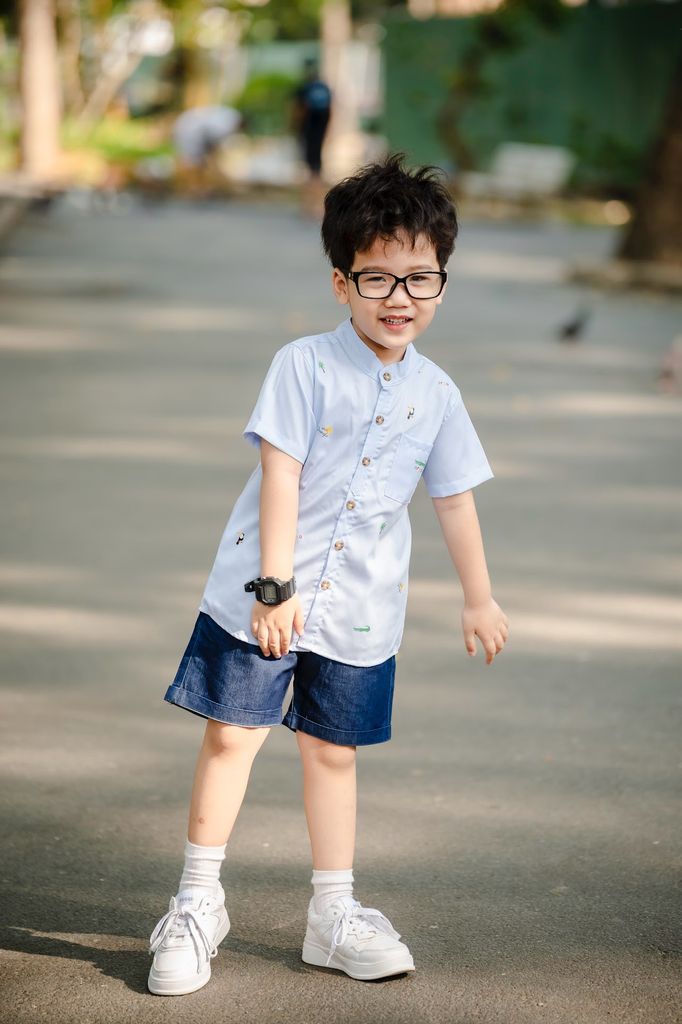 Set Bé Trai Sơ Mi Cổ Trụ In Họa Tiết Cá Sấu Kèm Quần Sọt Jean