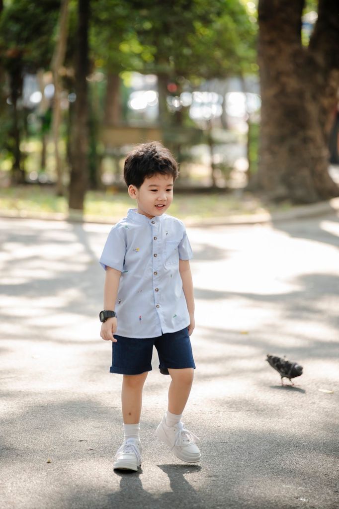 Set Bé Trai Sơ Mi Cổ Trụ In Họa Tiết Cá Sấu Kèm Quần Sọt Jean