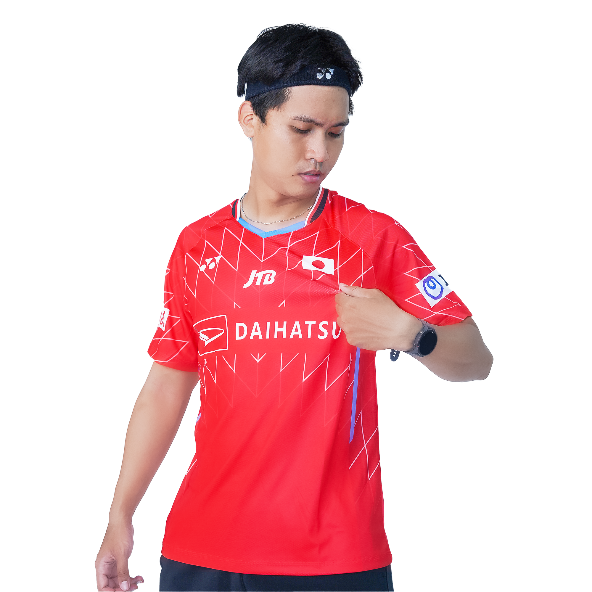 Áo cầu lông Yonex 0506 nam màu đỏ, áo tay ngắn cổ chữ V kiểu áo tuyển Nhật Bản, cờ Nhật Bản ở ngực phải, chữ DAIHATSU trắng trên nền đỏ, họa tiết zigzag trắng chìm trên thân và tay áo