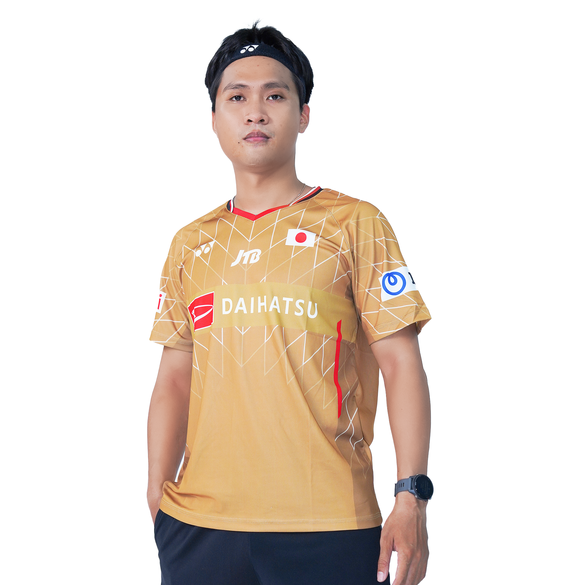 Áo cầu lông Yonex 0506 nam màu vàng đồng, áo tay ngắn cổ chữ V viền đỏ kiểu áo tuyển Nhật Bản, cờ Nhật Bản ở ngực phải, logo YY và chữ DAIHATSU ở ngực, họa tiết zigzag chìm trên thân, dải đỏ ở sườn áo
