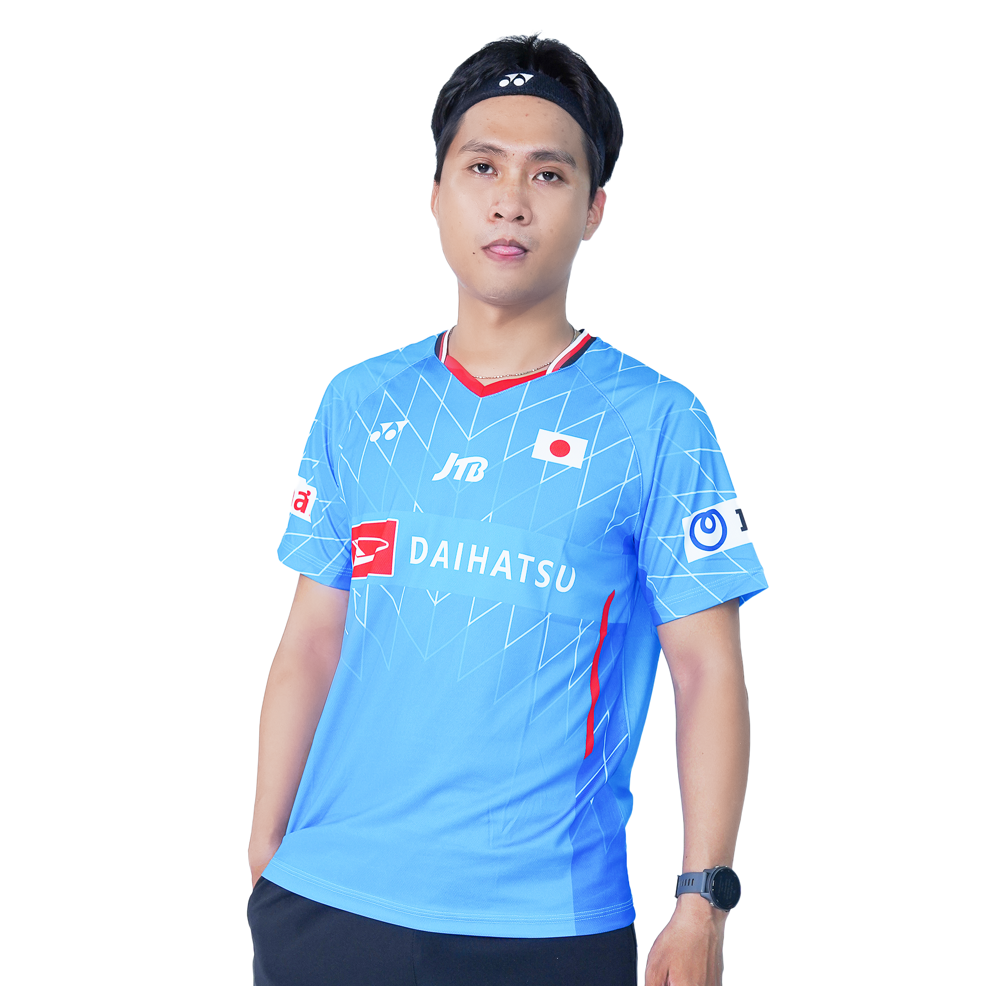 Áo cầu lông Yonex 0506 nam màu xanh dương, áo tay ngắn cổ chữ V viền đỏ, cờ Nhật Bản ở ngực phải, chữ DAIHATSU trắng nền đỏ, họa tiết zigzag chìm, dải đỏ ở sườn áo