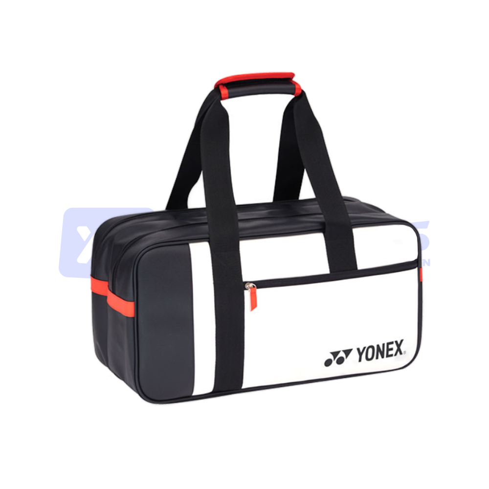 Túi cầu lông Yonex 239BT006U dáng hộp chữ nhật nằm ngang, thân túi phối trắng và đen với dải cam ở góc, in chữ YONEX cùng logo YY màu đen ở mặt trước, có ngăn phụ khóa kéo phía trước, quai xách đen bọc đệm cam ở giữa
