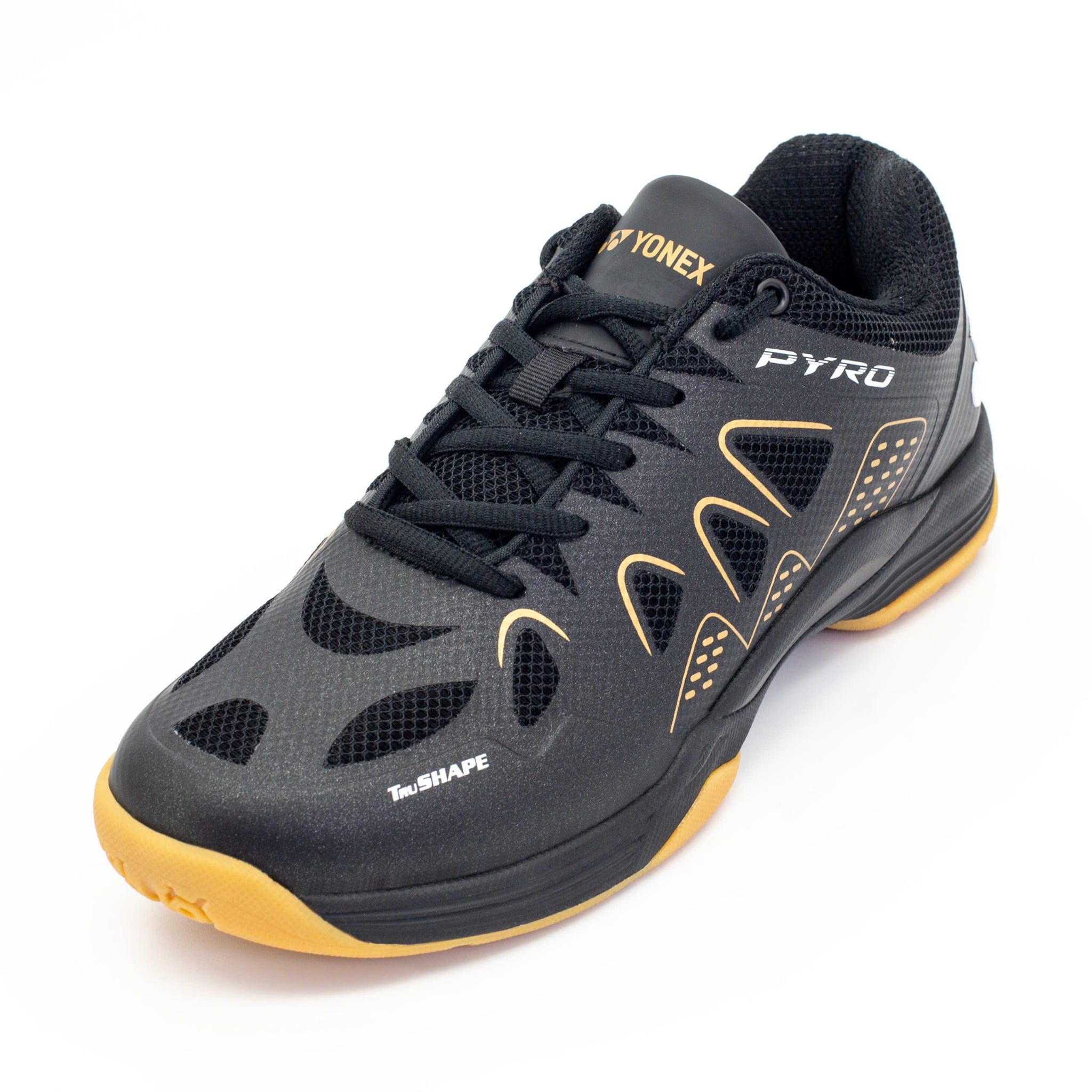 Giày cầu lông Yonex Pyro màu đen phối vàng gold, thân giày đen có họa tiết mũi tên vàng, chữ PYRO trắng ở gót, chữ TruSHAPE ở mũi, logo YONEX vàng trên lưỡi gà, đế cao su màu vàng gum