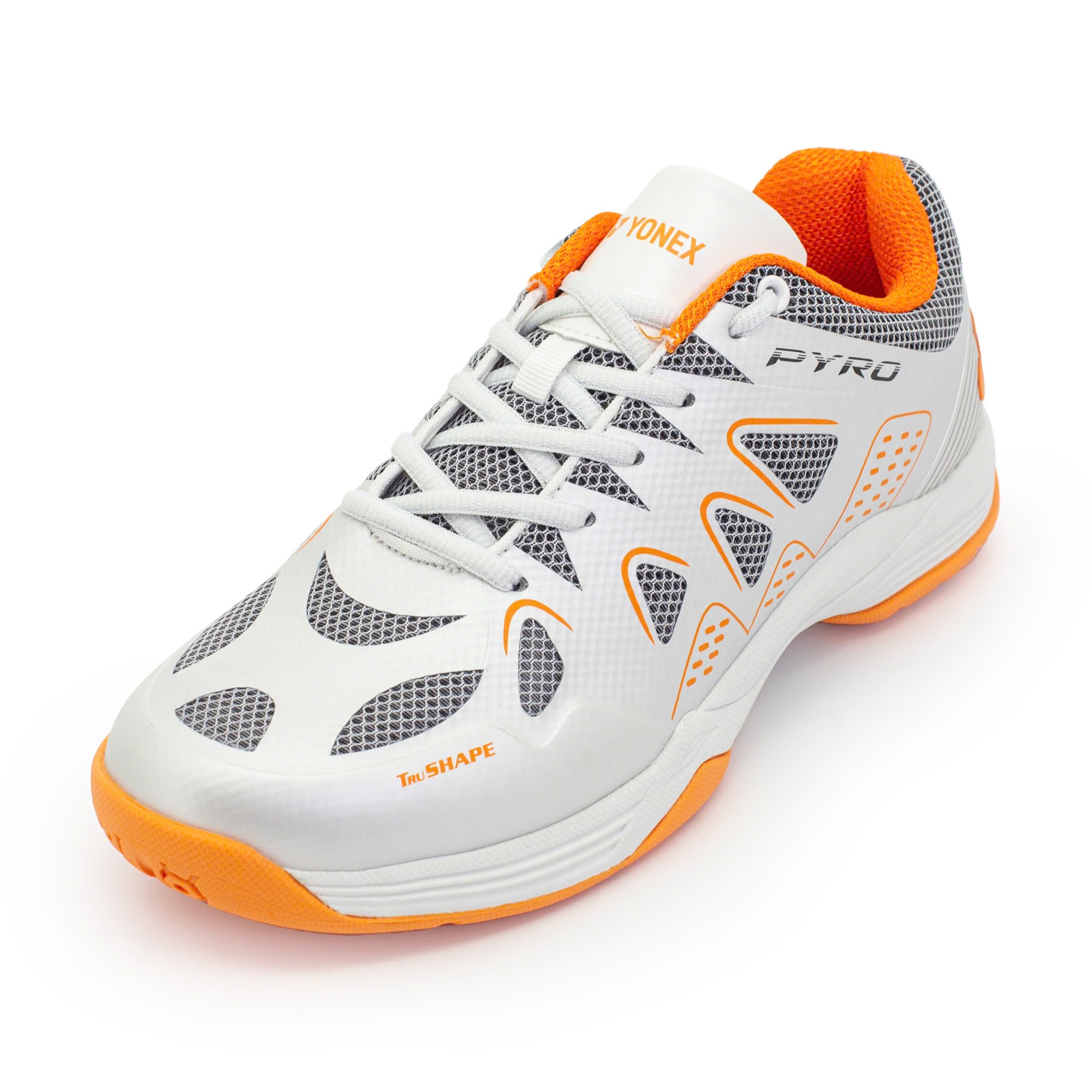 Giày cầu lông Yonex Pyro màu trắng phối cam, thân trắng có lưới xám đen, họa tiết cam ở hông giày, chữ PYRO đen ở gót, viền cổ giày và đế cao su màu cam