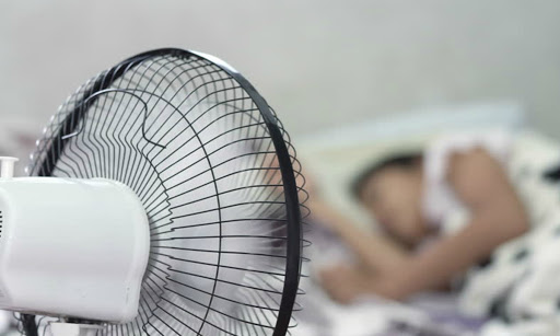 trẻ sơ sinh nằm quạt được không
