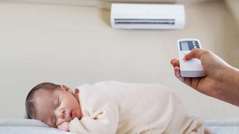 trẻ sơ sinh nằm quạt được không