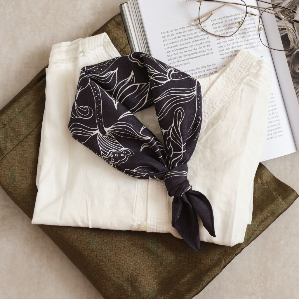 The Lotus Dance Silk Scarf / Black Size 55x55