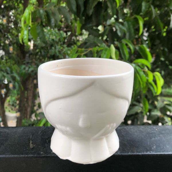  Chậu cây BT D12 men trắng hình cô gái 