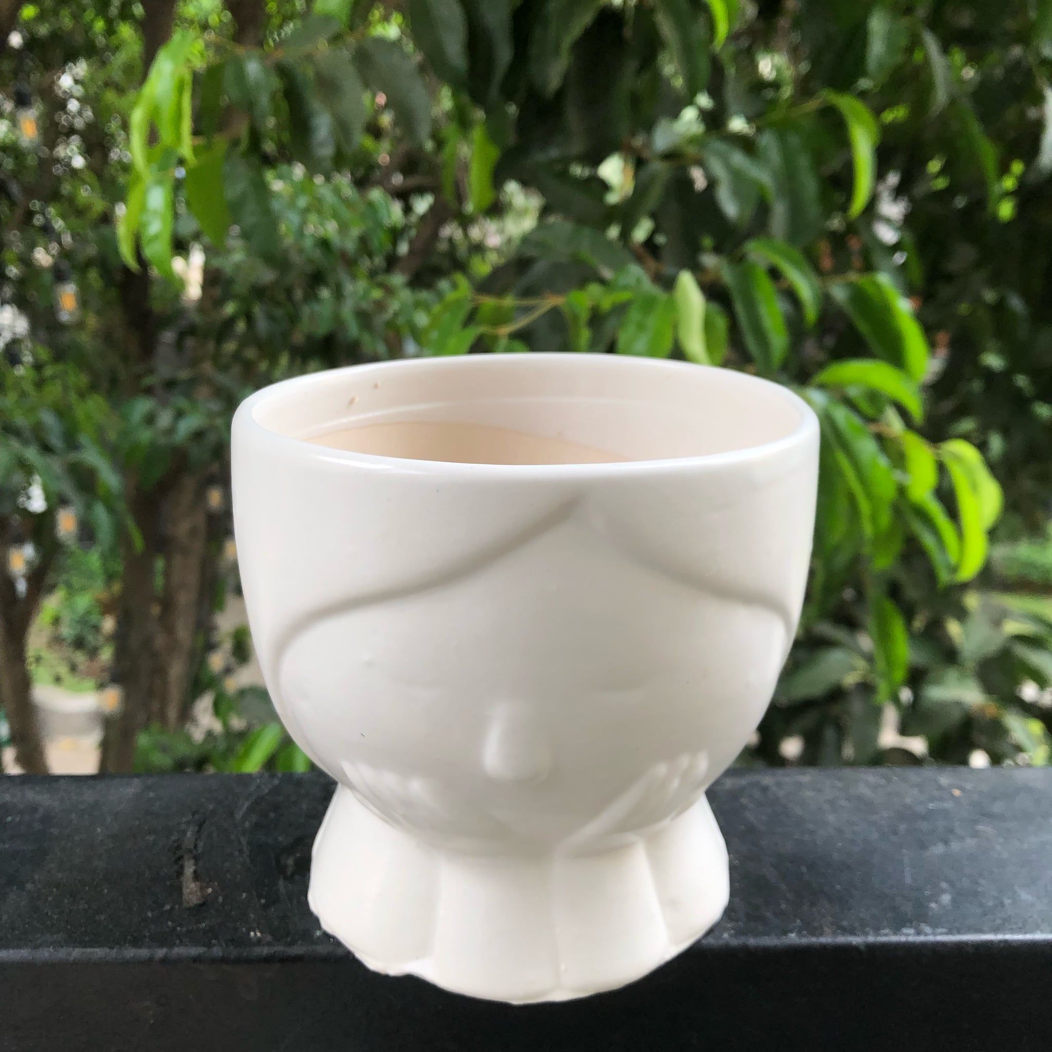  Chậu cây BT D12 men trắng hình cô gái 