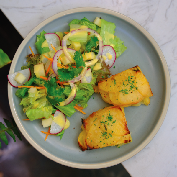  OVEN-BAKED SLICED POTATOES 