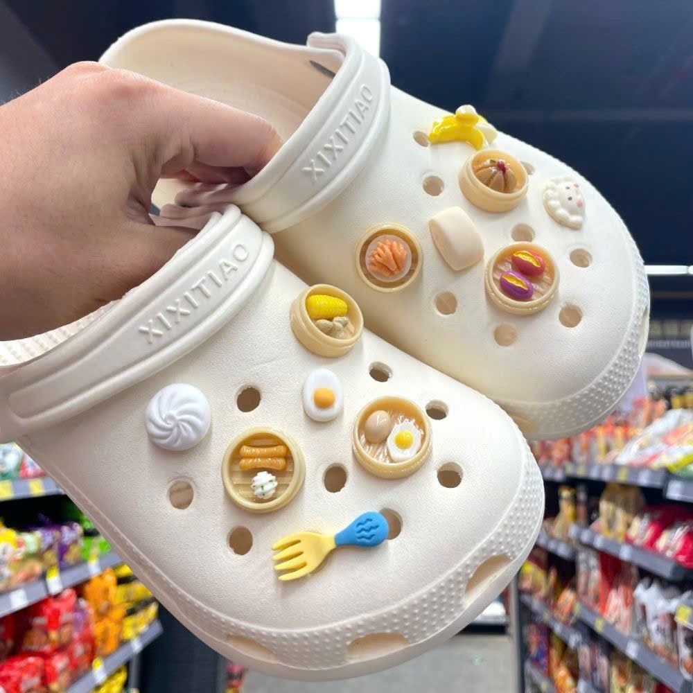  Dép Crocs Sticker dimsum. 