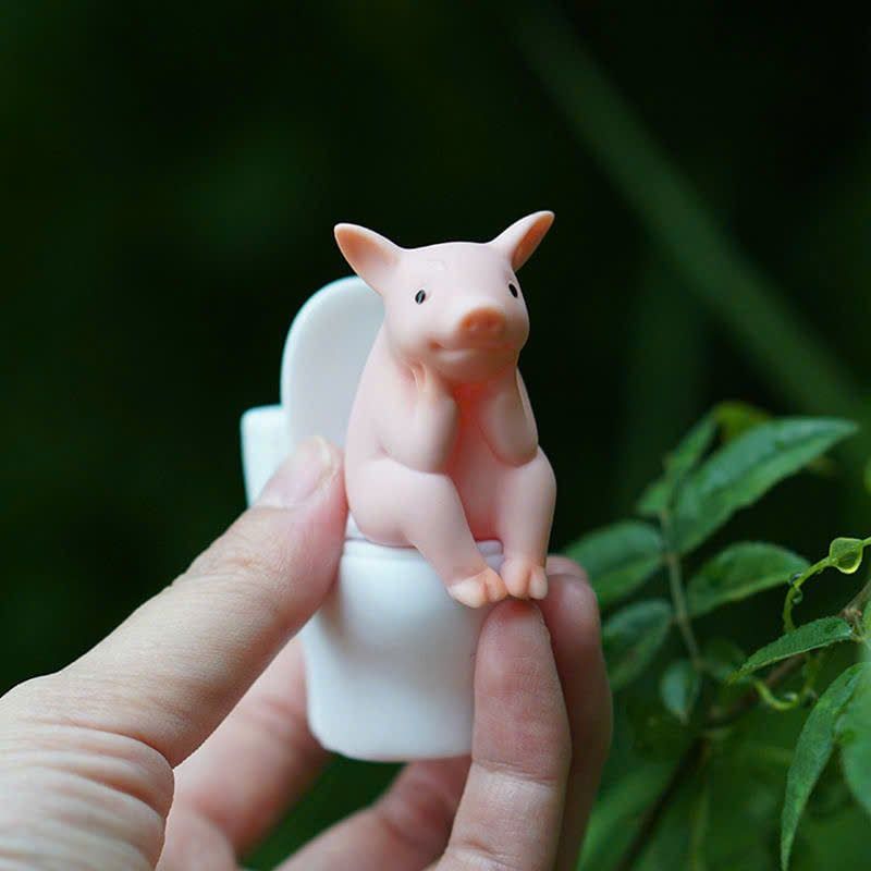  Con Lợn Cute Ngồi Vệ Sinh 