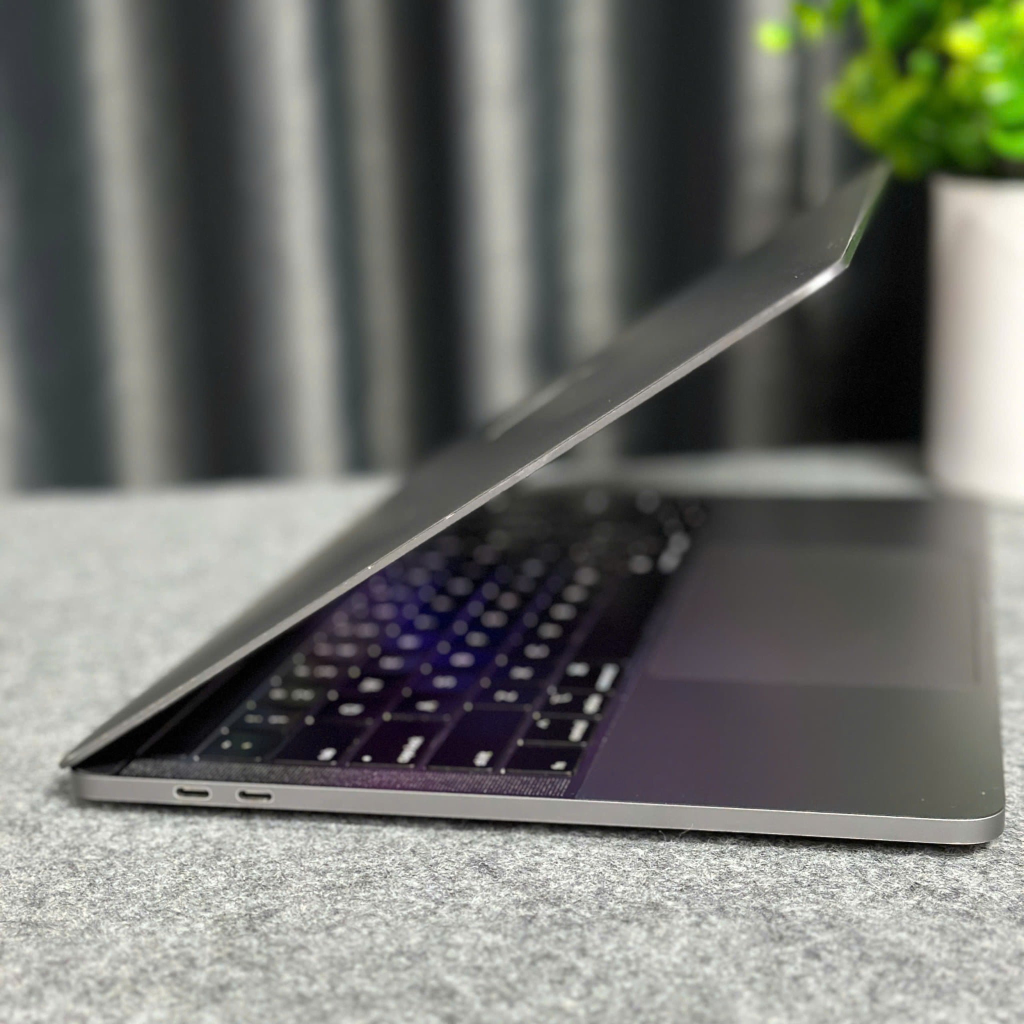 MacBook Pro 2019 13 inch A1278 - 2.8GHz i7/ 16GB Ram/ 256 SSD