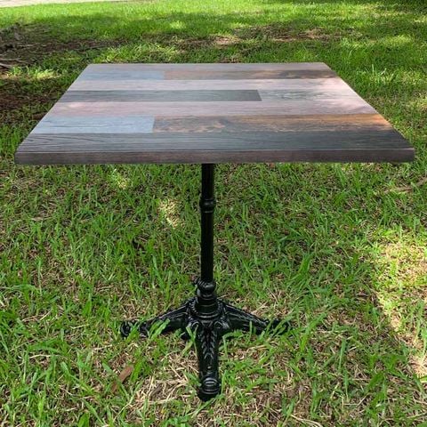 Bàn ngoài trời mặt gỗ resin, chân nhôm đúc chắc chắn