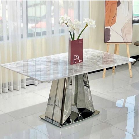 Bàn ăn đá vân tự nhiên tạo điểm nhấn không gian