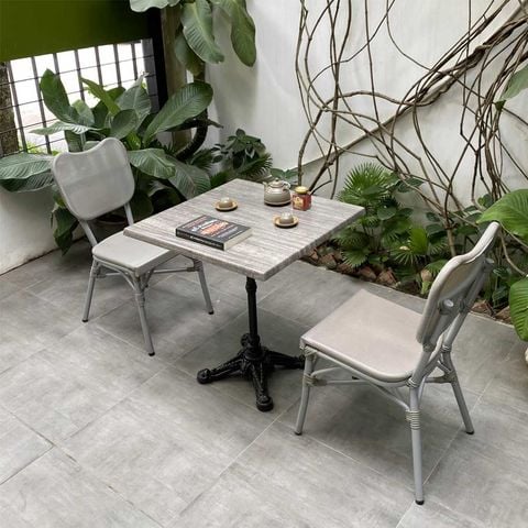 Bàn chân nhôm đúc sơn tĩnh điện, mặt gỗ phủ resin sang trọng