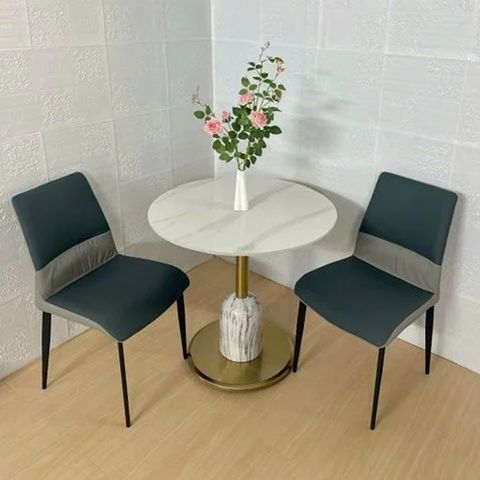 Bàn cafe mặt đá chân trụ mạ vàng, bề mặt nhẵn bóng, dễ vệ sinh