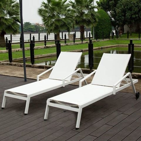 ghế hồ bơi màu trắng