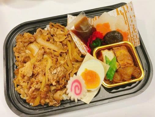  7月10日（木）:　みんな大好き(^O^)！ 関西風「牛すき焼き」丼　　(フルーツ付) 