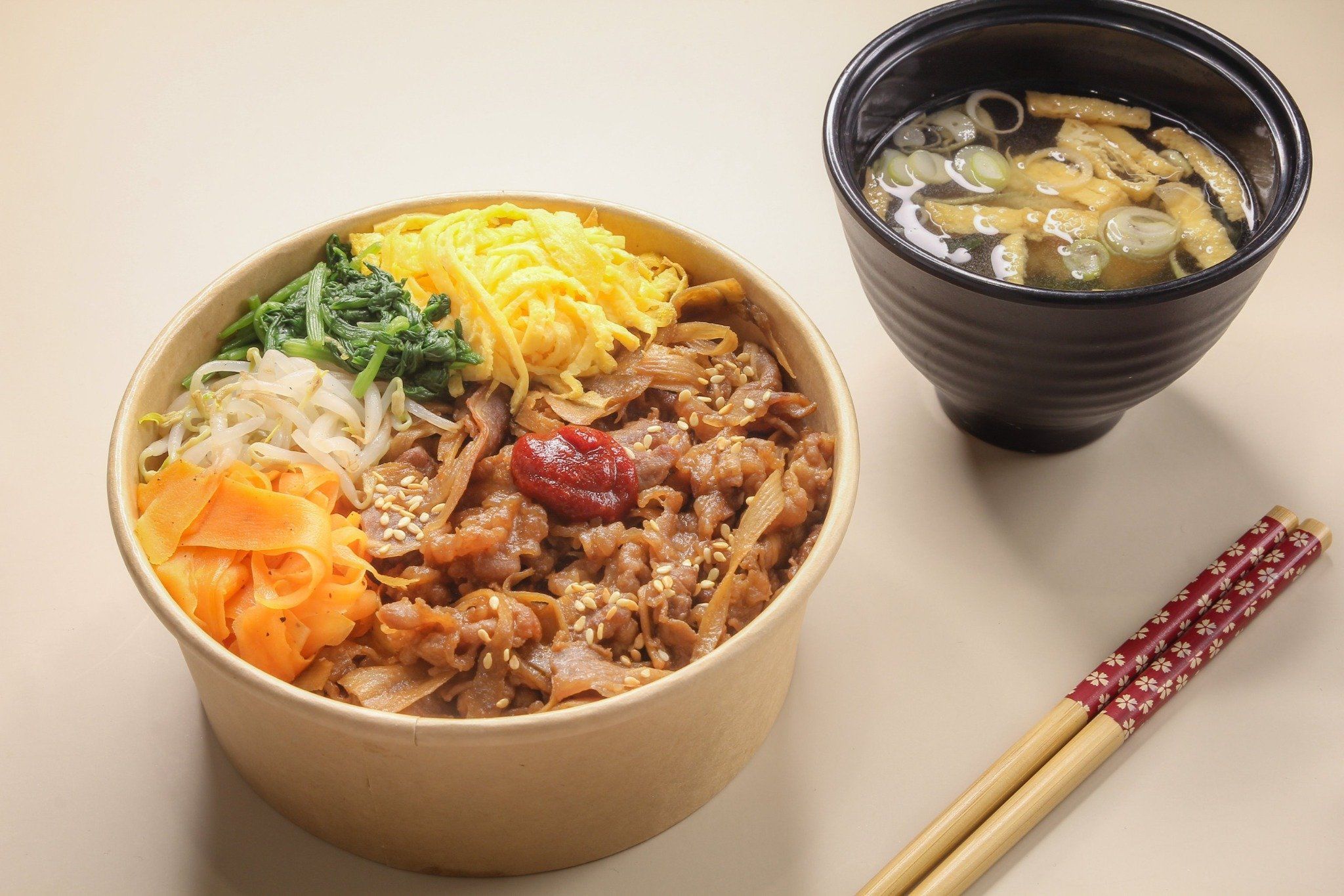  06月26日（木）: 混ぜて美味しい！牛ごぼうビビンバ丼    (バナナケーキ付) 