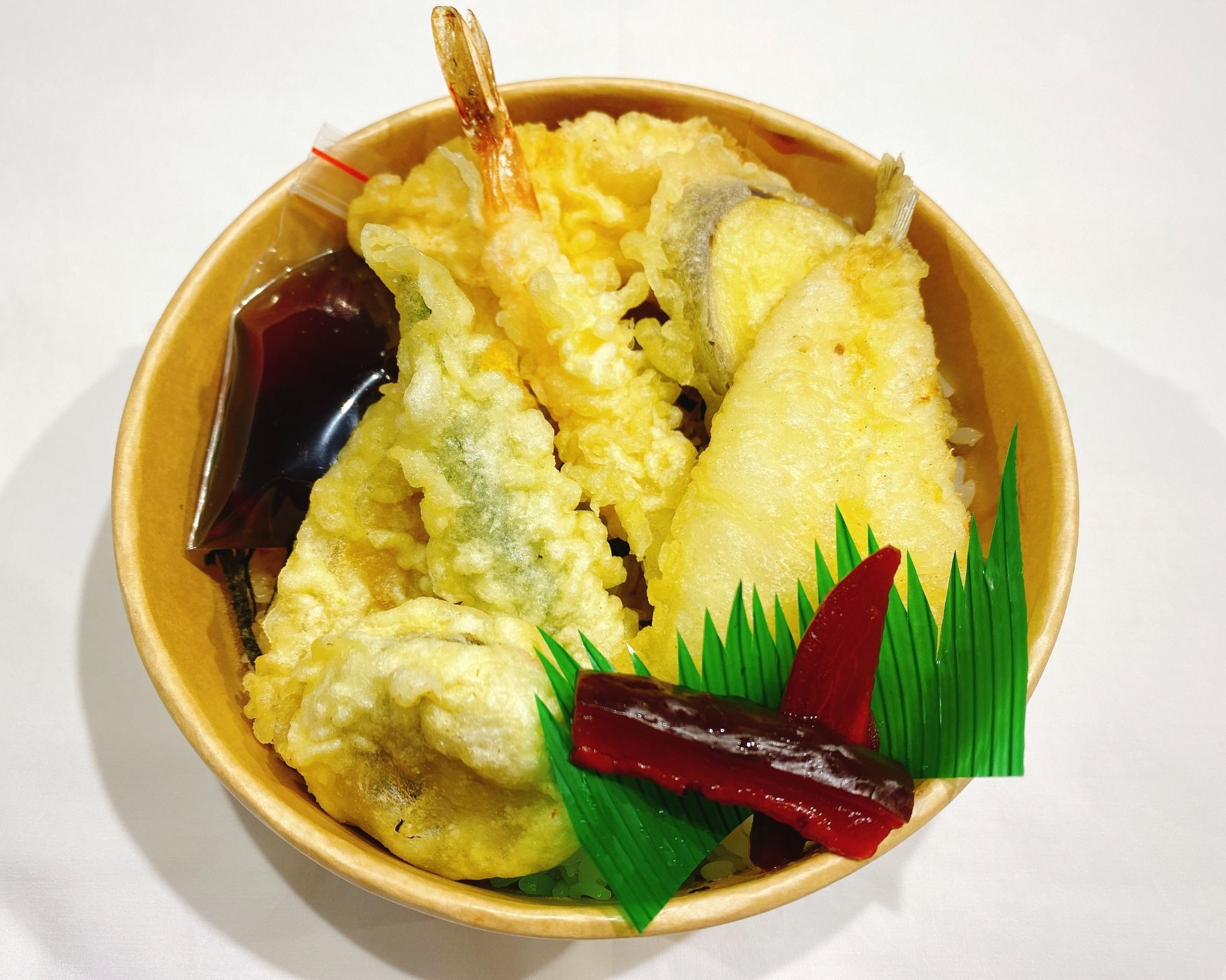  05月16日のお弁当 （木） : (^^♪ 甘ダレ『 キスと海老天丼 』   (エクレア付) 