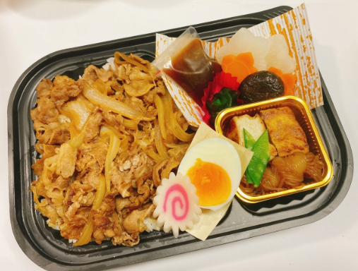  05月30日のお弁当 （木） : いつもの笑顔(^O^) 関西風牛すき焼き丼 (エクレア付) 